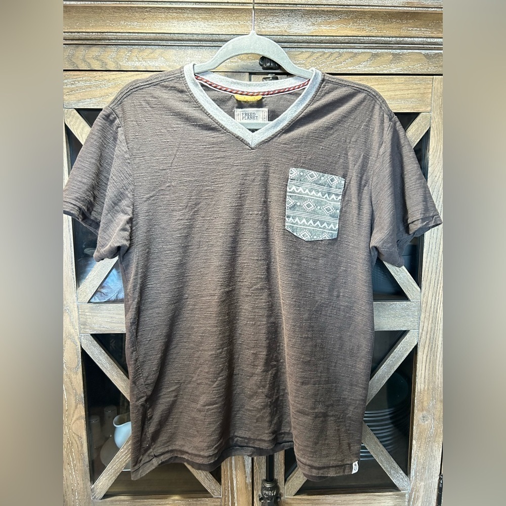 B149. Free Planet brown and grey tee. L